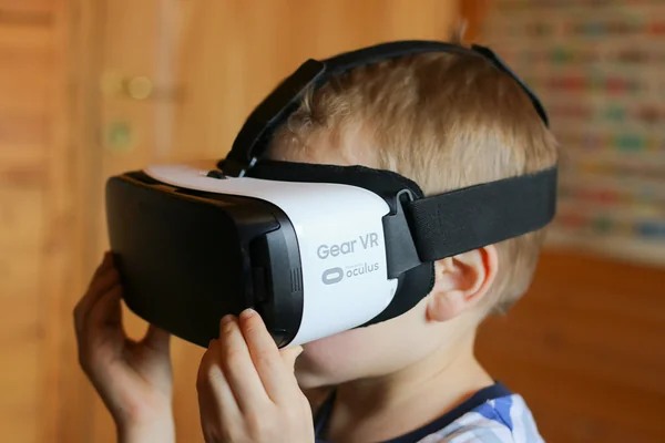 Samsung Gear VR virtual reality headset (feat. Samsung Galaxy S6 edge+)