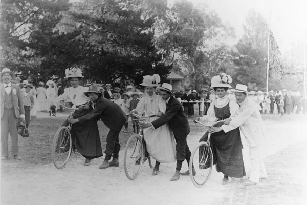 Ladies cycle race, 1900