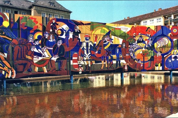 Brunnen 'Jugend im Sozialismus' von Ronald Paris an der Inneren Klosterstraße Ecke Theaterstraße (ehem. Wilhelm-Pieck-Straße) vor dem Cafe' oben (fertiggestellt 1973, aufgestellt 1980, weggestellt 2000)