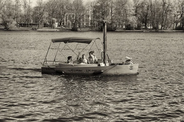 Berlin / Spree: Floating bath tub with barbecue grill and all