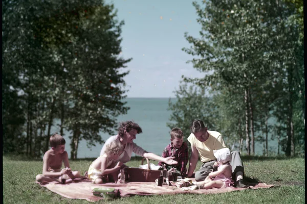 A family picnic at Lake Waskesiu, Prince Albert National Park, Saskatchewan / Un pique-nique familial au lac Waskesiu, dans le parc national de Prince Albert, en Saskatchewan