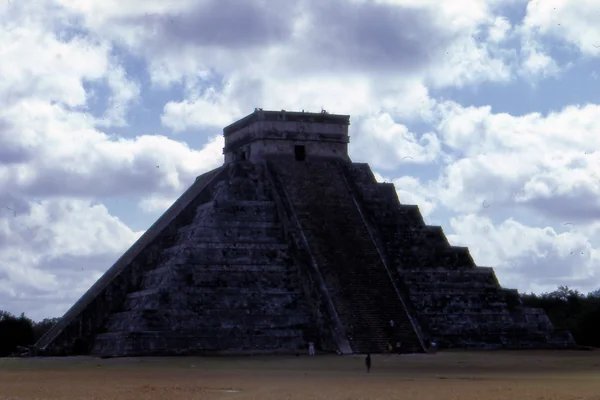 can8602_34, El Castillo, Chichen Itza, Maya Ruins, Yucatan Peninsula, Mexico