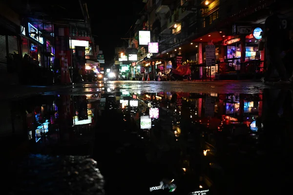 Neon Yansıma
