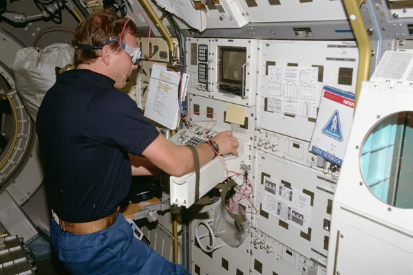 STS-55 German Payload Specialist Schlegel manipulates ROTEX controls in SL-D2