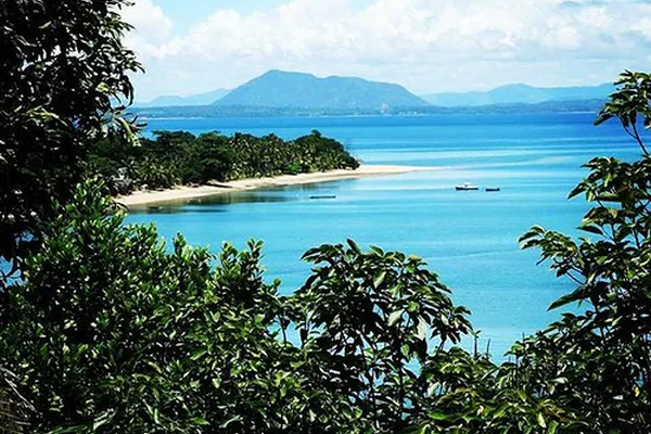 Who else is insanely jealous of our volunteers waking up to this everyday?! I know we are! #frontiervolunteer #paradise #tropical #jungle #ocean #lagoon #rainforest #nature #explore #plantlife #sustainability #conservation #activism #volunteerabroad #trav