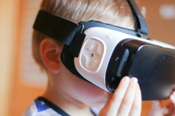 Samsung Gear VR virtual reality headset (feat. Samsung Galaxy S6 edge+)