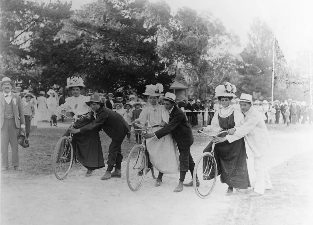 Ladies cycle race, 1900