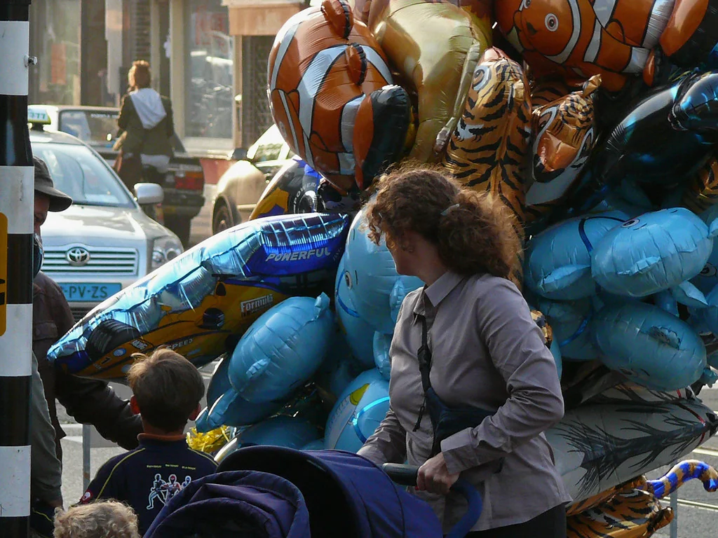 2008.10 - 'Balloon-party in the streets 6.', at the street-fair in the Kinkerstraat in the light of October; Amsterdam, district Oud-WestDutch photo - urban photography by Fons Heijnsbroek, The Netherlands
