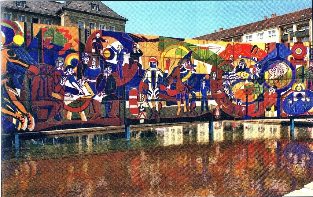 Brunnen 'Jugend im Sozialismus' von Ronald Paris an der Inneren Klosterstraße Ecke Theaterstraße (ehem. Wilhelm-Pieck-Straße) vor dem Cafe' oben (fertiggestellt 1973, aufgestellt 1980, weggestellt 2000)
