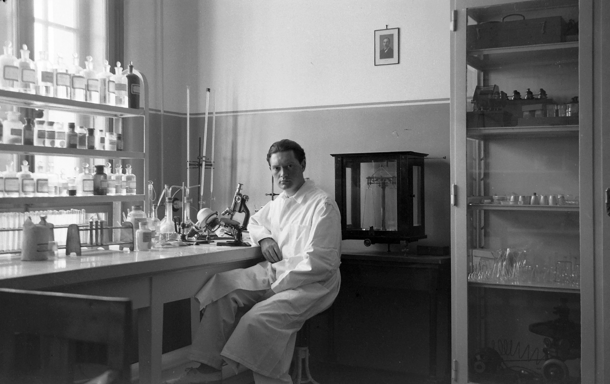 Portrait, microscope, laboratory, test tube, scale, burette Fortepan 7166