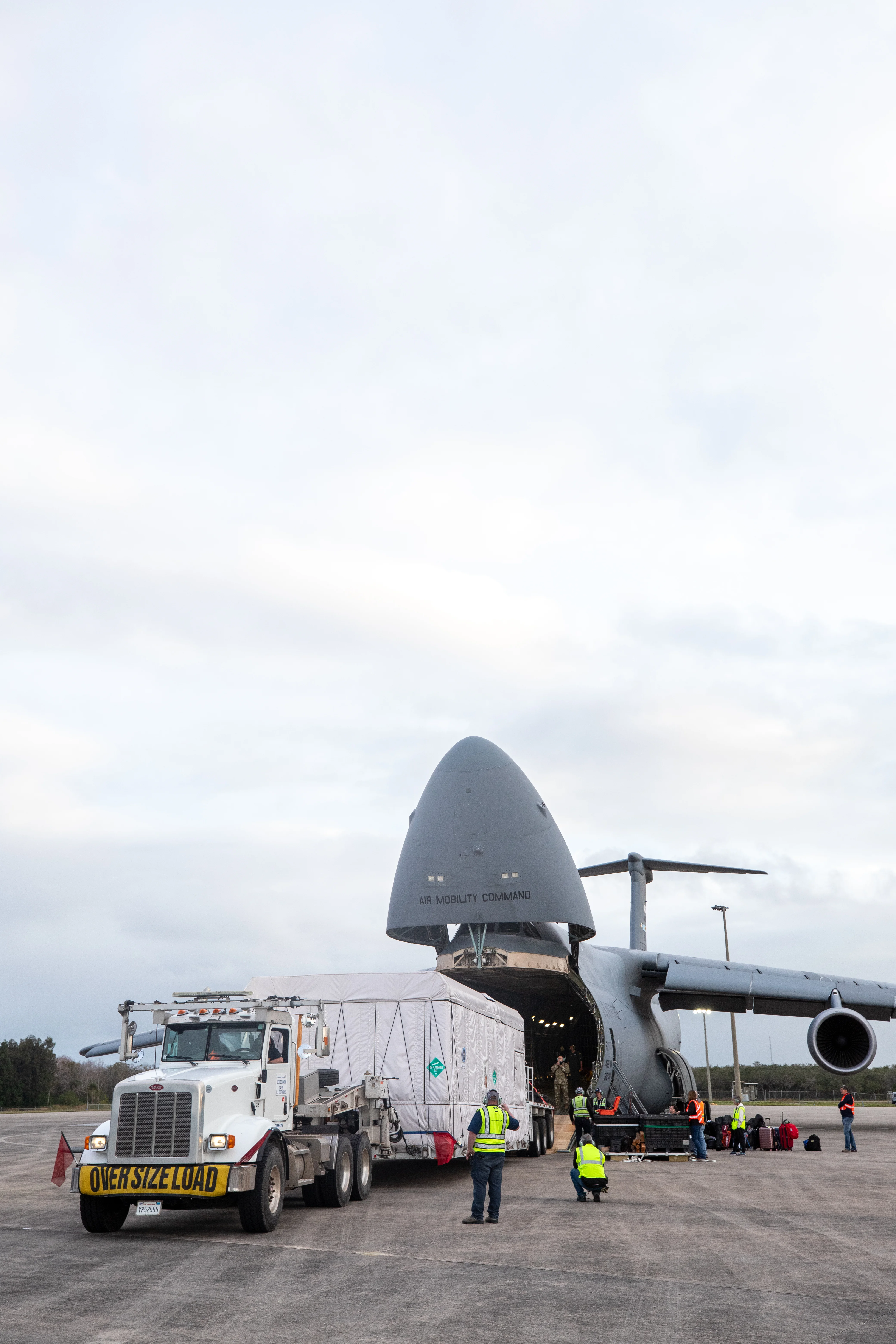 GOES-U Spacecraft Arrival and Offload